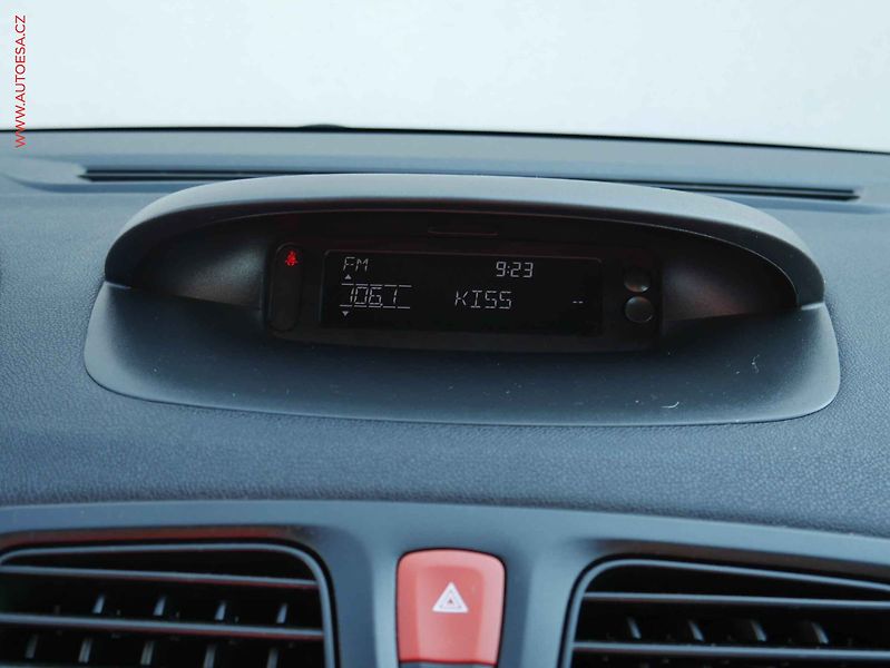 Renault Mégane (2010) 1.6i, 1.maj,ČR, AC, tempo - fotka 15 z 19