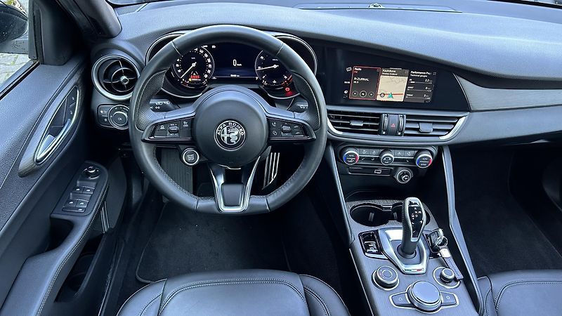 Alfa Romeo Giulia 2.0i 280k Ti  - fotka 10 z 14