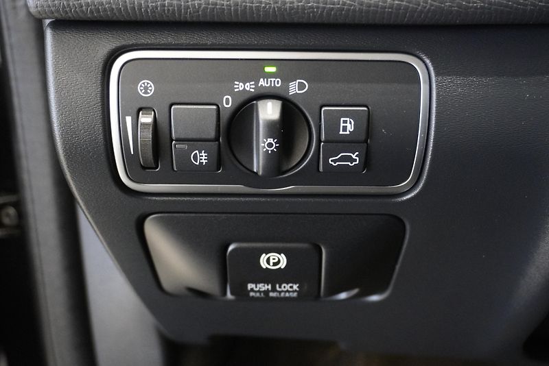 Volvo XC60 2,4 D5 AWD AUTOMAT - fotka 22 z 38