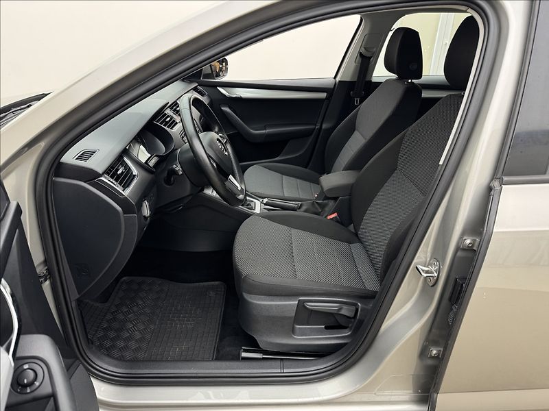 Škoda Octavia 1,6 TDi 6ST. MAN. NAVI SENZORY - fotka 29 z 33