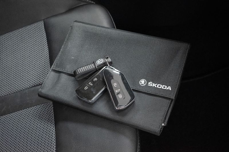 Škoda Octavia 2.0 TDI DSG*STYLE*KAMERA*KESSY - fotka 32 z 41