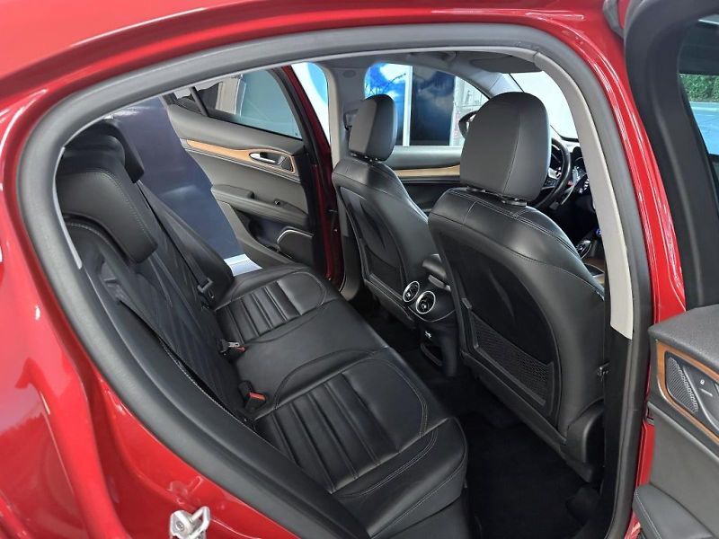 Alfa Romeo Stelvio (2017) 2.0T 280k AT8 ZF Q4 4x4 First - fotka 8 z 17