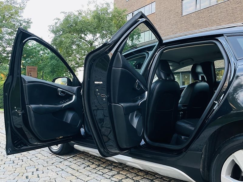Volvo V40 2.0D3 MANUÁL CROSS SERVISKA  - fotka 22 z 43