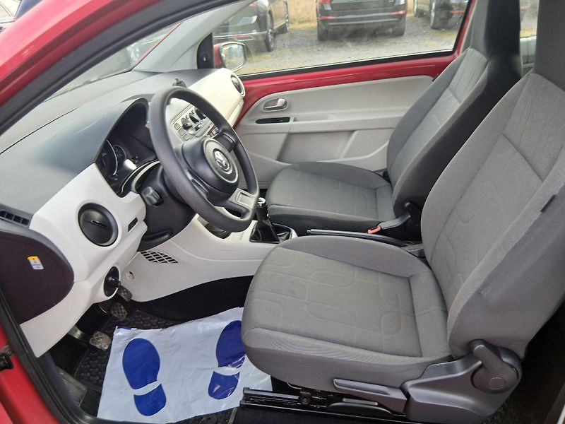 Volkswagen up! 1.0, 44 kW - fotka 19 z 33