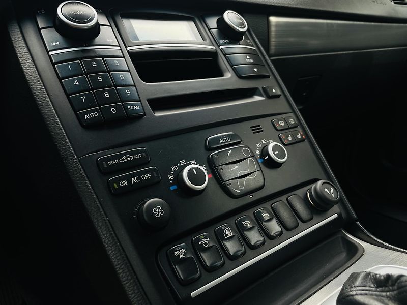 Volvo XC90 2.4D5 4x4 AUT VÝHŘEV SENZORY - fotka 36 z 40