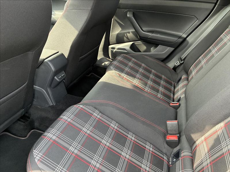 Volkswagen Polo 2,0 GTI VIRTUÁL KEYLESS - fotka 13 z 32