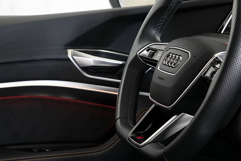Audi e-tron 55 300kW Sportback Black Edice - fotka 21 z 47