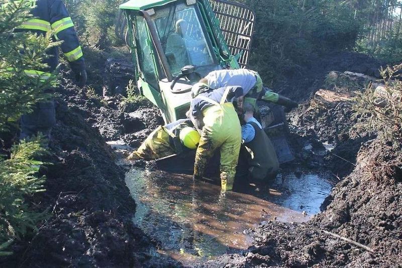 Dva dny tahali hasiči z rašeliny lesní stroje