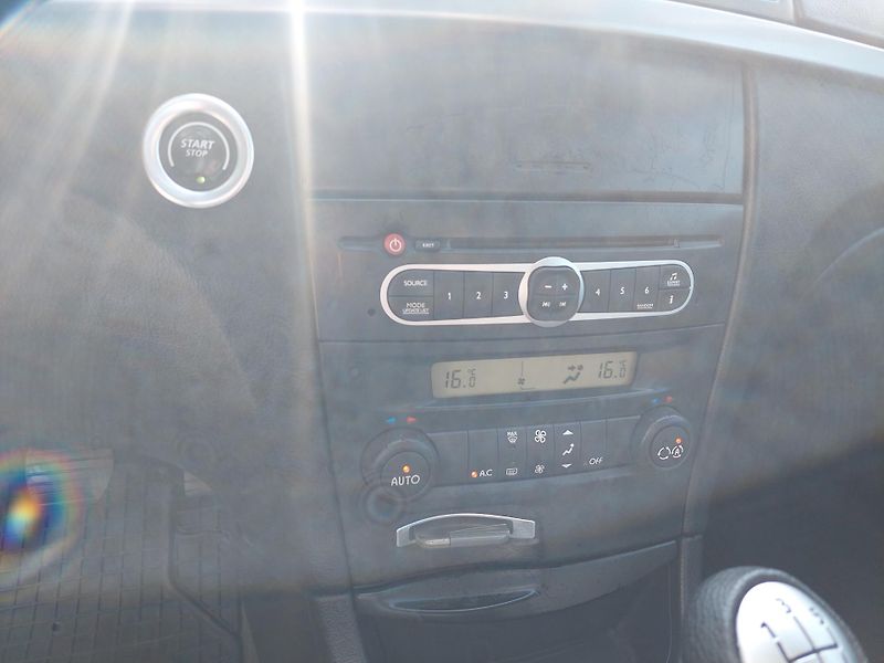 Renault Laguna (2007) II. 2.0i-16v - fotka 13 z 22