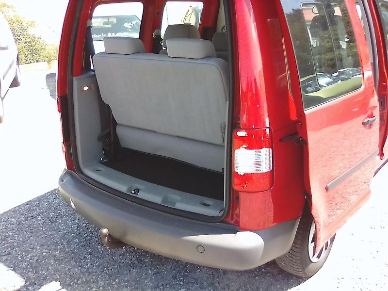 Volkswagen Caddy (2009) 1.4i 16V / LPG, 7.míst, závěs - fotka 33 z 38