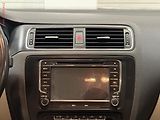 Volkswagen Jetta (2012) 1.4TSi, AC, výhřev sed - náhled 16
