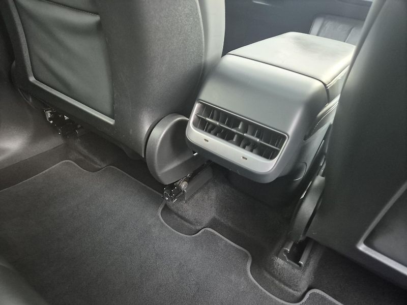 Tesla Model Y LONG RANGE DUAL MOTOR TZ 95,0% - fotka 43 z 49