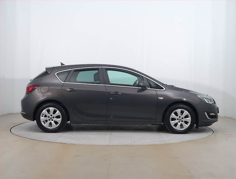 Opel Astra (2014) 1.4 T, Navi, Xenony, Tempomat - fotka 6 z 20