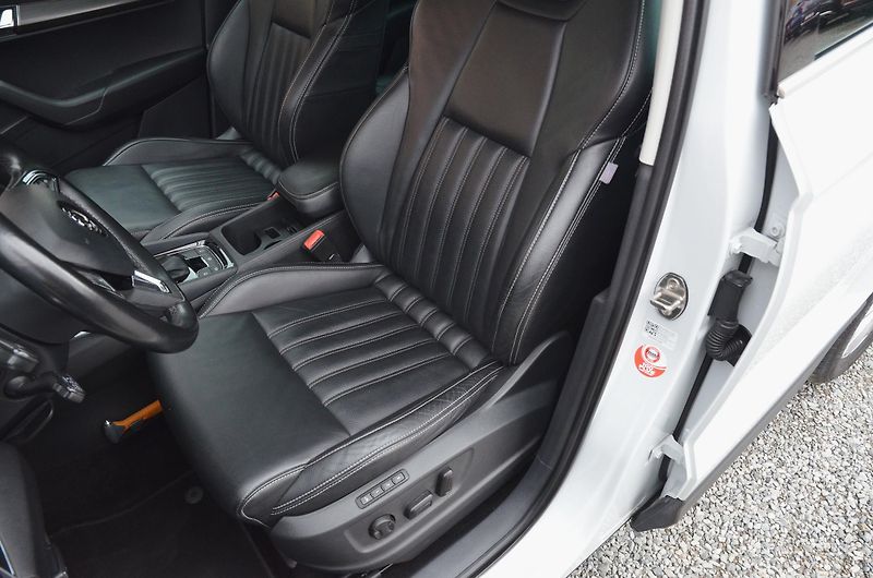 Škoda Karoq (2018) 1.6 TDi 85kW DSG STYLE /CANTON - fotka 13 z 41