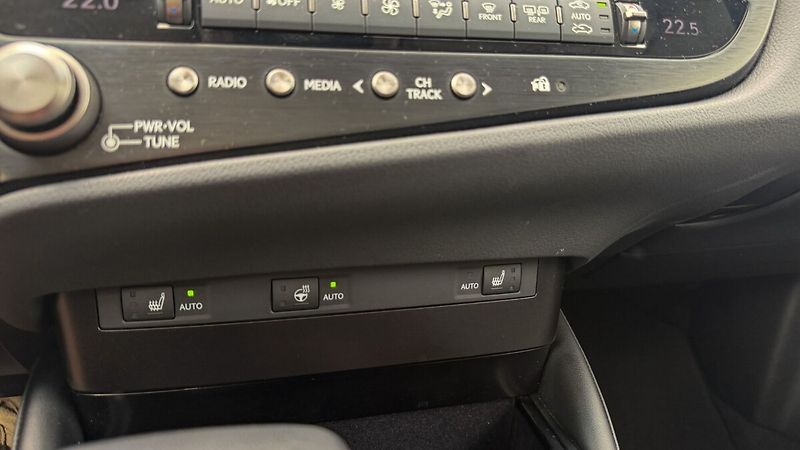 Lexus ES 300h 300H HEV BUSINESS EDITION - fotka 15 z 24