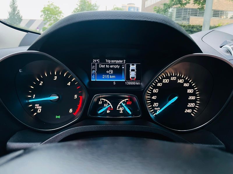 Ford Kuga 2.0TDCi 4x4 MAN TAŽNÉ SERVISKA - fotka 44 z 47