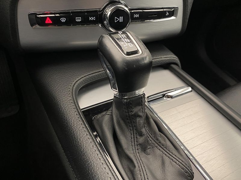 Volvo XC90 D5 AWD MOMENTUM AUT REZERVACE - fotka 27 z 46