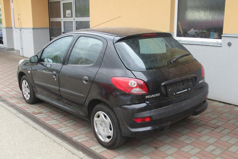 Peugeot 206 + 1.1i KLIMA - fotka 2 z 15
