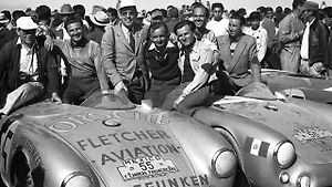 Jaroslav Juhan s dalšími členy závodního týmu Porsche. Je na snímku čtvrtý zleva.