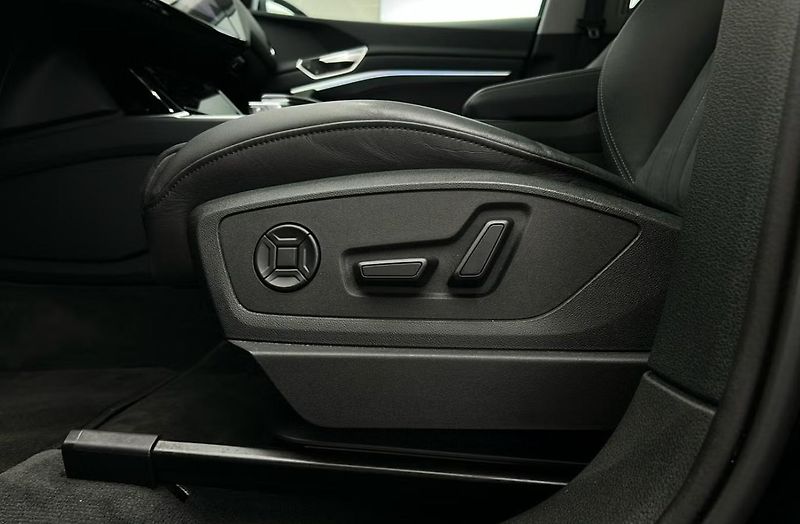 Audi Q8 e-tron 50 Q 360kam Pano Matrix BLIS - fotka 16 z 23