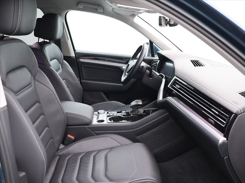 Volkswagen Touareg 3,0 TDI 210kW 4M LED DPH CZ - fotka 13 z 39