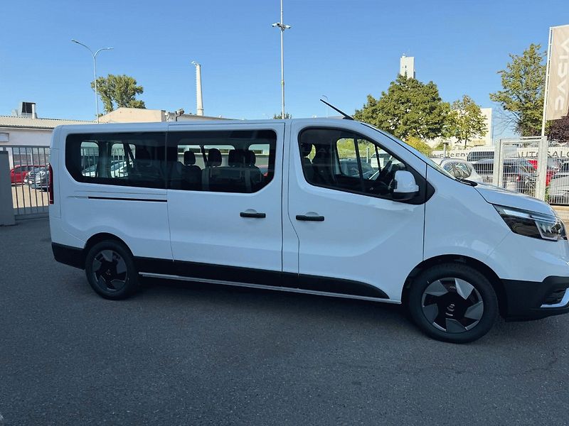 Renault Trafic (2026) L2 Equilibre Blue dCi 150 Comb - fotka 4 z 21