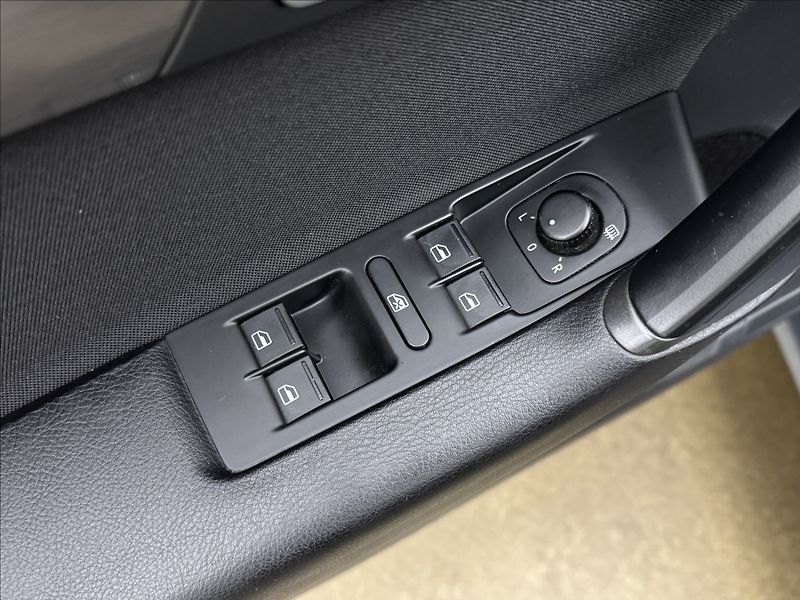 Volkswagen Passat 1,4 TSi NAVI SENZORY TAŽNÉ - fotka 27 z 36