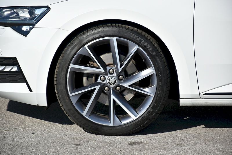 Škoda Superb (2021) Sportline 1.5 TSI DSG - fotka 35 z 35