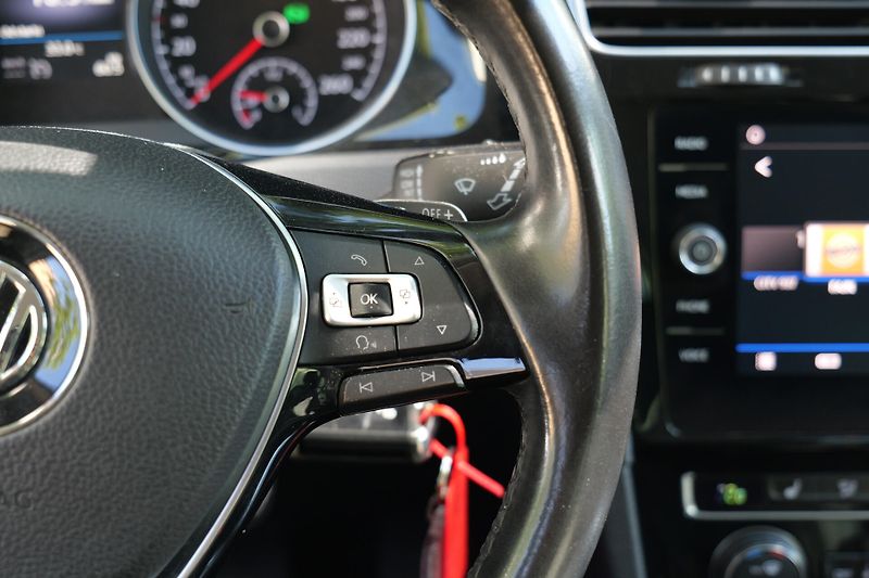 Volkswagen Golf 1.5 TSI DSG Highline LED ACC - fotka 19 z 29