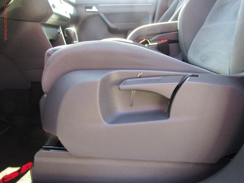 Volkswagen Touran (2011) 1.4 TSi, Highline, DSG - fotka 11 z 21