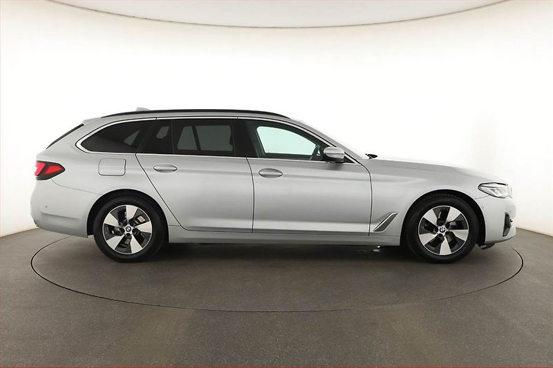 BMW Řada 5 (2021) 520d xDrive - fotka 6 z 21