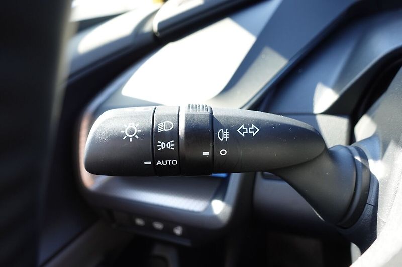 Toyota Prius 2.0 PHEV Executive sada komple - fotka 30 z 35