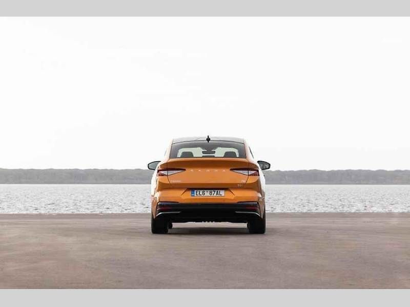 Plně elektrické SUV Škoda Enyaq Coupé iV (na snímku) se představilo v roce 2022 a vzbudilo u zákazníků velký zájem. Automobilka zrychluje svoji elektrickou ofenzivu: do roku 2026 představí tři zcela nové elektrické modely a další budou následovat.
