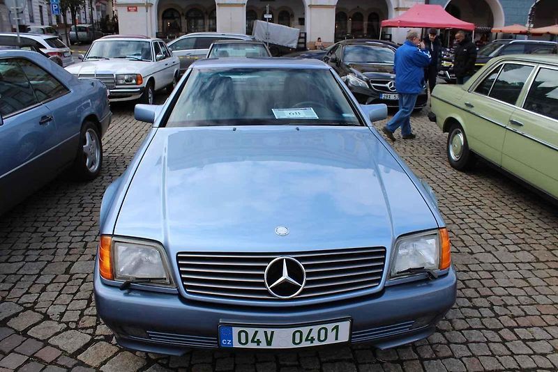 Sraz vozů značky Mercedes na Karlově náměstí v Kolíně.