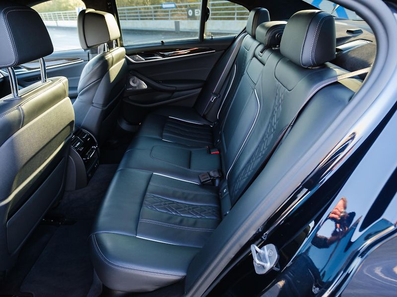 BMW Řada 5 M550i xDrive, DPH, SEDAN - fotka 19 z 46