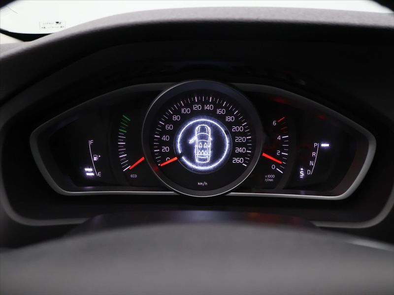 Volvo V40 2,0 D2 Drive-E Aut Momentum - fotka 14 z 25