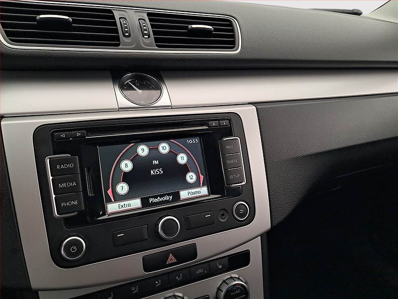 Volkswagen Passat (2014) 1.6 TDI, Serv.kniha, Navi - fotka 12 z 18
