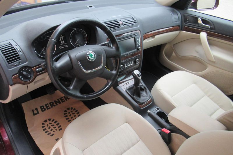 Škoda Octavia 1.6 TDi ELEGANCE WEBASTO TAŽNÉ - fotka 9 z 20