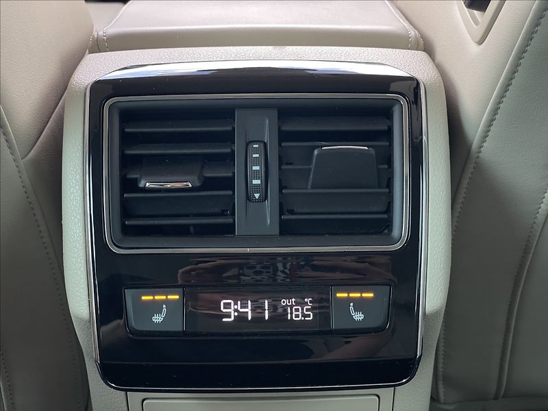 Škoda Superb 2,0 TDI DSG Combi L&K TAŽNÉ - fotka 15 z 23
