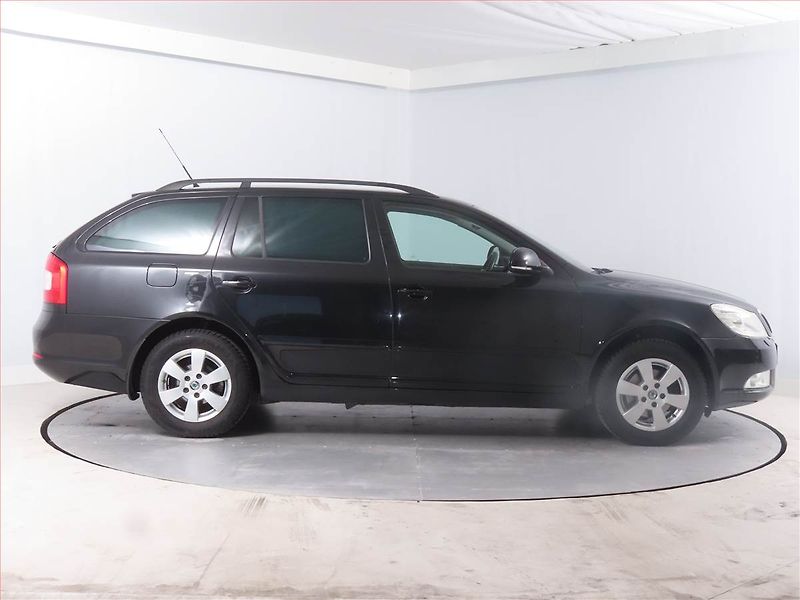 Škoda Octavia (2010) 1.2 TSI, Xenony, Tempomat - fotka 6 z 15