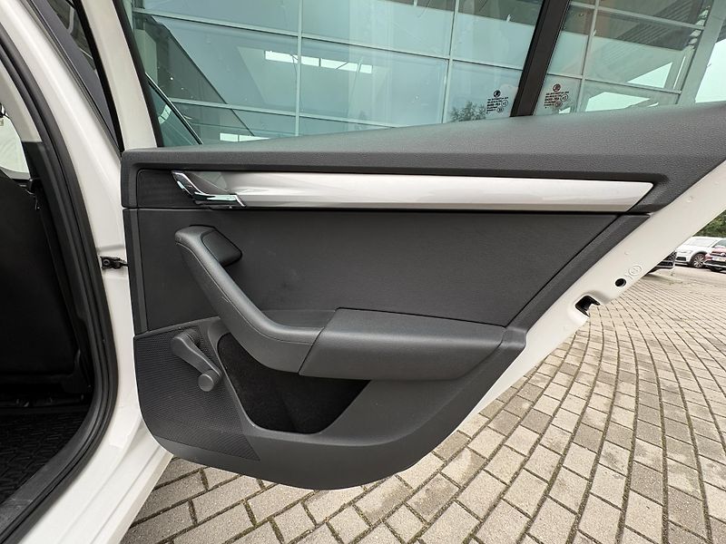 Škoda Octavia Combi 1.6 TDI ACTIVE Plus  81 - fotka 23 z 25
