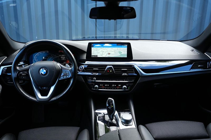 BMW Řada 5 530d xDrive, Kamera, ČR, Hi-Fi - fotka 17 z 40