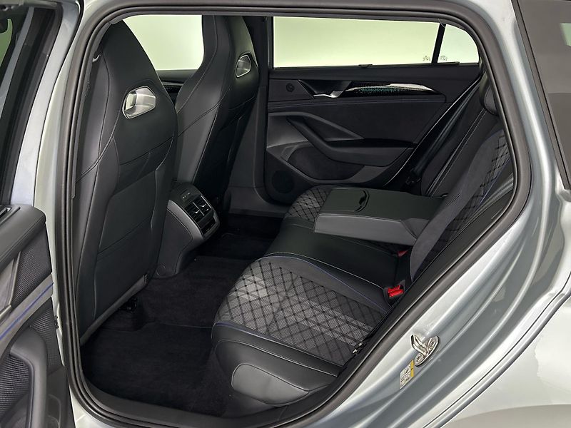 Volkswagen Passat R-Line People - fotka 8 z 31