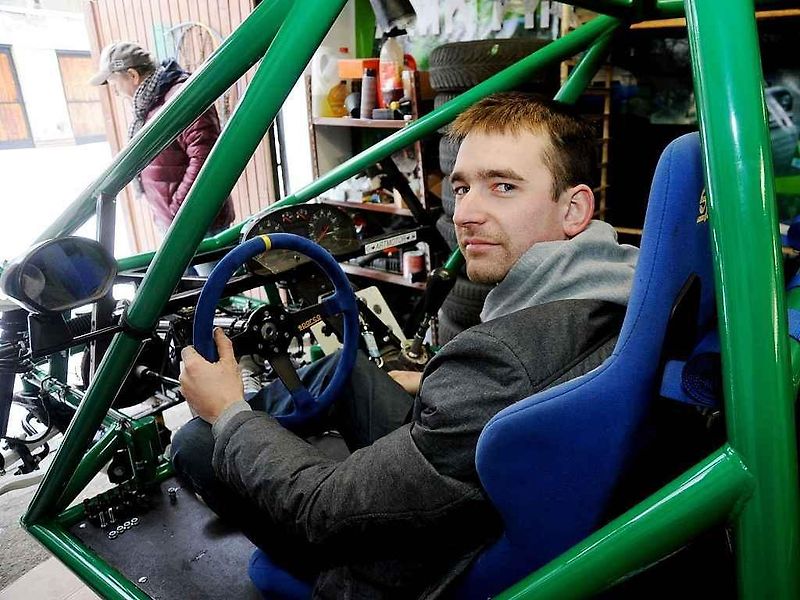 Jakub Fischer u svého závodního speciálu, který si sám v dílně sestavil.