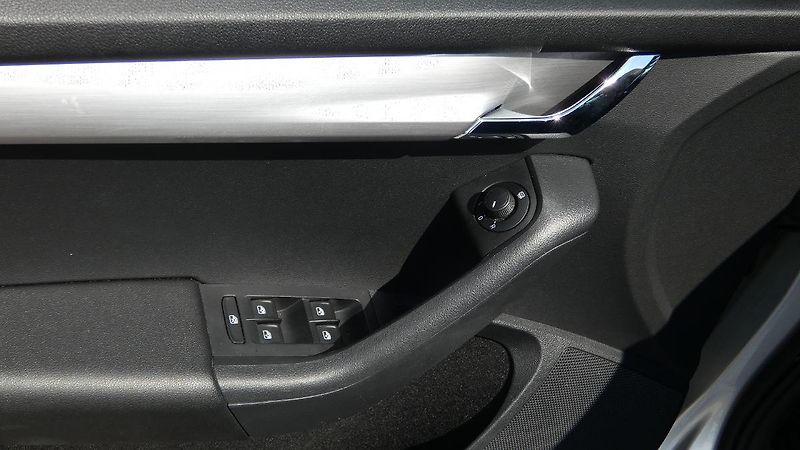 Škoda Octavia Combi 2,0 TDI Ambition - fotka 9 z 24