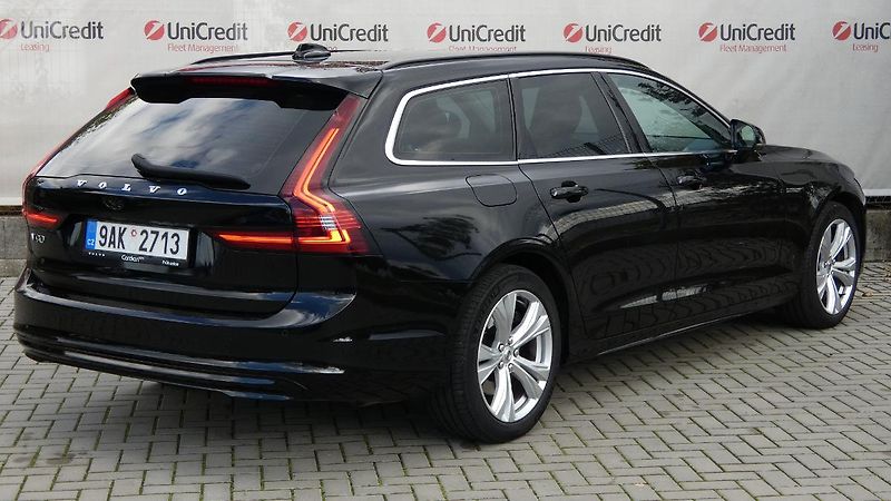 Volvo V90 B4 AWD Diesel Momentum - fotka 3 z 23