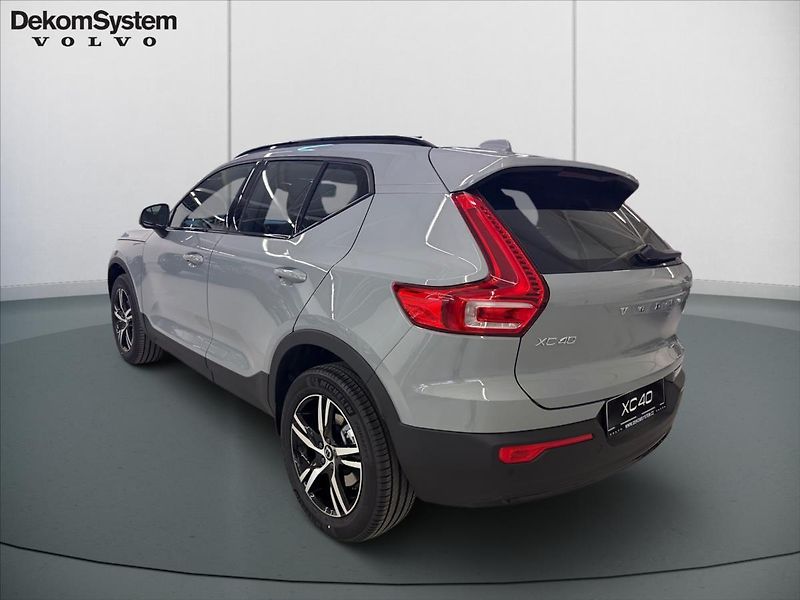 Volvo XC40 (2025) 2,0 B3 FWD Plus Dark 7405 - fotka 4 z 15