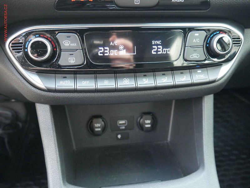 Hyundai i30 (2022) 1.6CRDi, 2.maj,ČR, LED - fotka 13 z 17