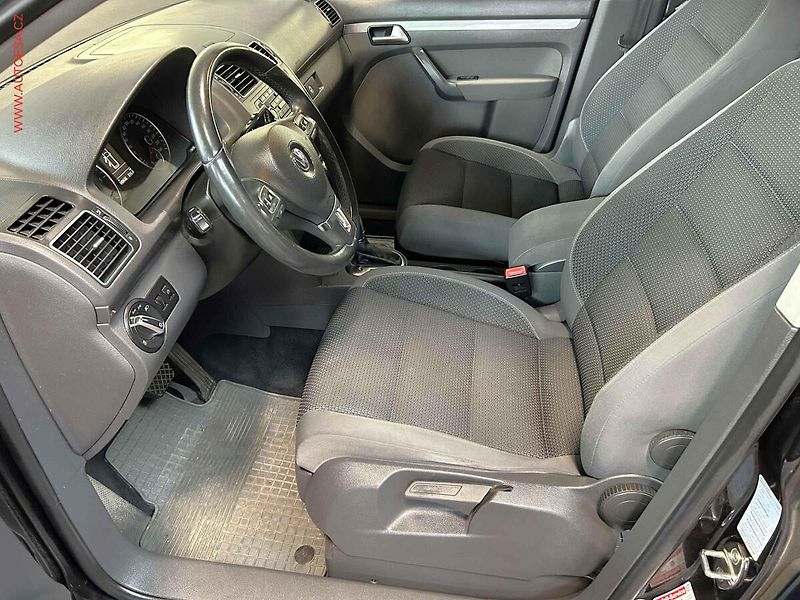 Volkswagen Touran (2011) 1.6 TDi, 2.maj, DSG, navi - fotka 9 z 16
