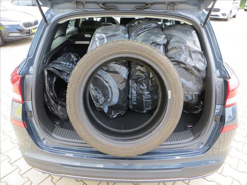Hyundai i30 1,5 T-GDI M-Hev Style kombi - fotka 8 z 30